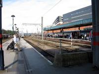 looking north-east at the empty bay platforms (the train in the northbound platform has just terminated due to a bridge strike on the line towards Leeds hence all the people milling around wondering if they will ever get home!)<br><br>[Michael Gibb 24/10/2006]