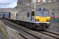92019 <I>Wagner</I> slows the 4M67 Mossend - Hams Hall intermodal service through Carnforth on 21 October before taking to the up loop.<br>
<br><br>[Bill Roberton 21/10/2010]