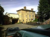 Romsey station may be well kept, with new parking spaces to the right; but a close inspection in May 2011 shows the old station master's quarters to be sadly decayed. Surely they could justify a conversion to flats for commuters?<br><br>[Ken Strachan 14/05/2011]