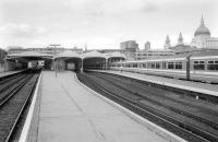 Looking north along platform 4 at Blackfriars in August 1993 towards the station concourse. The dome of St Pauls Cathedral dominates the right background.<br><br>[Bill Roberton 26/08/1993]