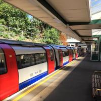 Platform scene at South Ealing station on the Piccadilly Line in September 2015. [Ref query 1579] <br><br>[Michael Gibb /09/2015]