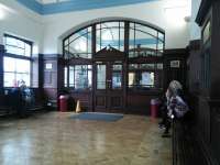 The 1990s restoration of the ticket hall has now matured to the extent of that it almost looks original. The ticket office is beyond the doors.<br><br>[David Panton 28/09/2016]